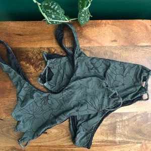 Acacia Hunter/ Murray set in Paradise